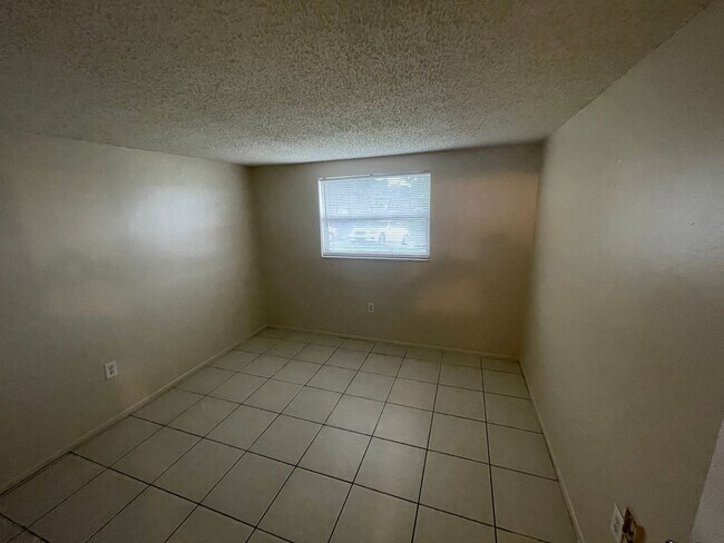 Building Photo - 2/1 Apartment in New Port Richey