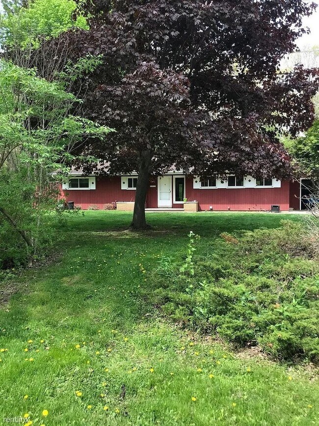 Building Photo - Inviting ranch situated in desirable North Ann Arbor