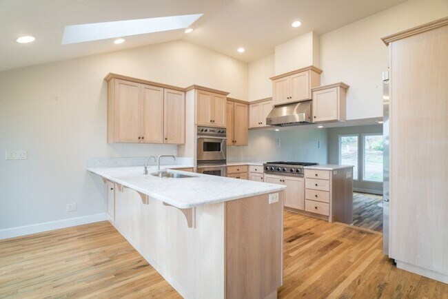 Building Photo - Escape to the Country, Spacious Contemporary in Wilsonville with Shop