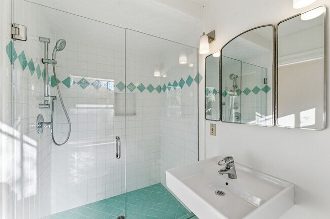 Building Photo - Spacious 2 Bed, 2 Bath Home