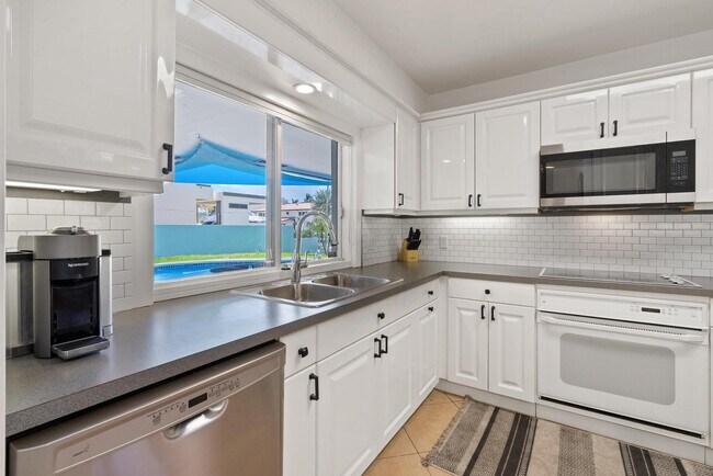 Building Photo - 3080 NE 43rd St