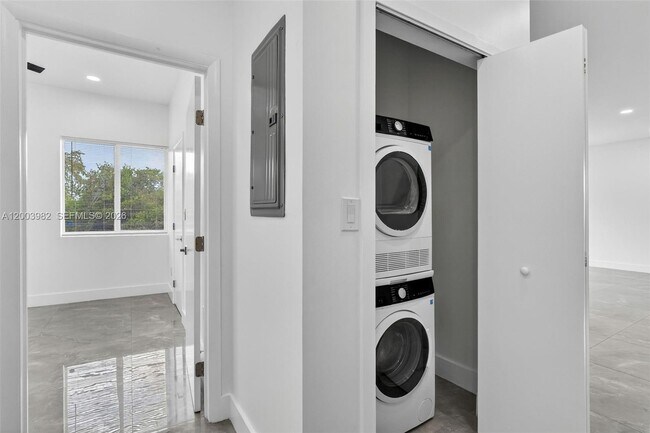 Building Photo - 655 NW 24th Ave