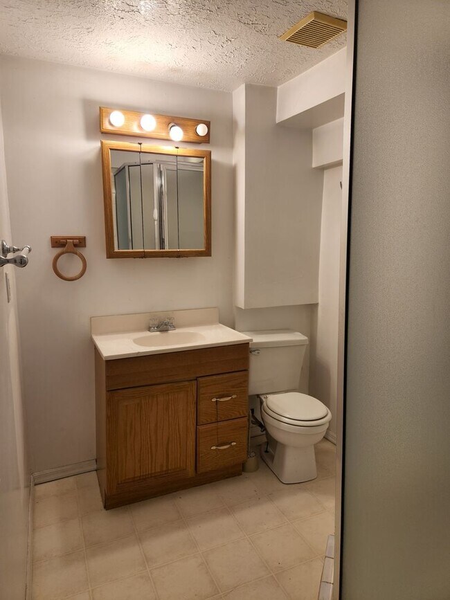 Building Photo - 4 Bd  2.5 Bath Home in West Jordan