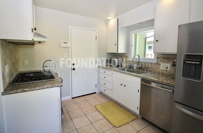 Building Photo - Charming 3 bed, 2 bath home nestled on a l...