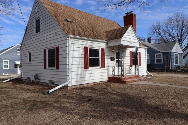 Building Photo - Refurbished 4-Bedroom Home