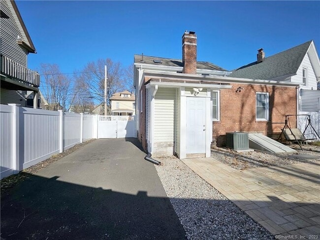 Building Photo - 34 Woodland St