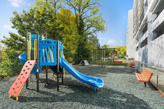 Building Photo - 300 High Point Dr