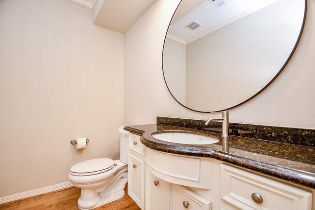 Building Photo - 2094 Brentwood Dr