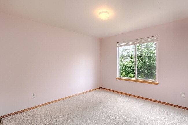 Building Photo - Large Updated 5 Bed SPLIT-LEVEL Kenmore Home!