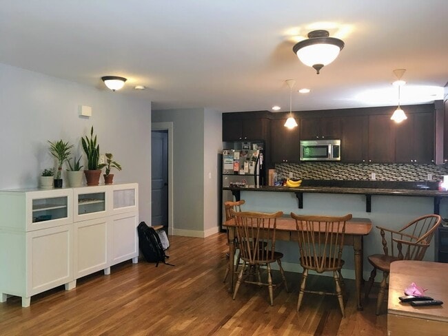 Building Photo - Spacious Townhouse for Rent -- Minutes fro...