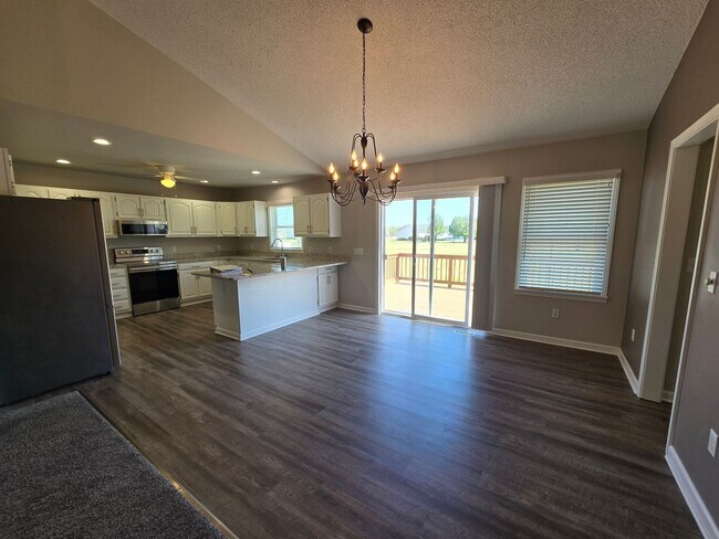 Building Photo - Just Minutes to the USCG Base Like New 3 Bed, 2 Bath Ranch