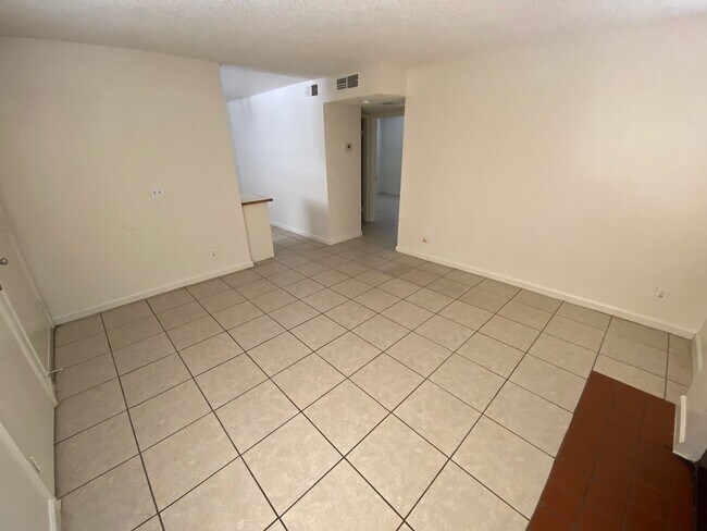 Building Photo - 2 bed downstairs unit