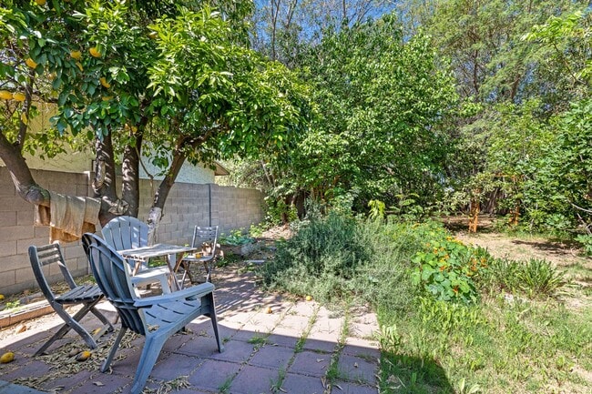 Building Photo - 3-2