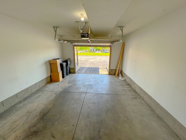 Building Photo - Expansive Dublin Condo for Rent in The Fal...