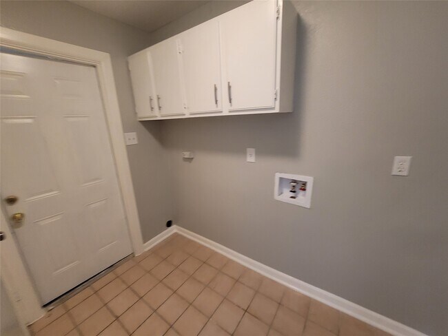 Building Photo - 5920 Arncliffe Dr