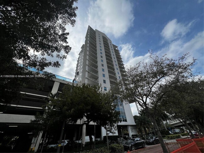 Building Photo - 10 SW South River Dr