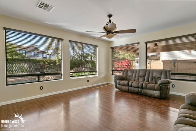 Building Photo - Beautiful 4Bdm 2.5Ba Tuscan-Inspired Home Located in the Norterra Area of Phoenix!