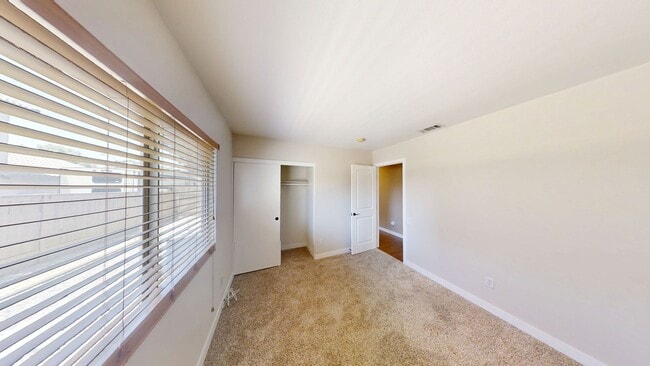 Building Photo - Beautiful 4 Bedroom 2 Bathroom House in Be...