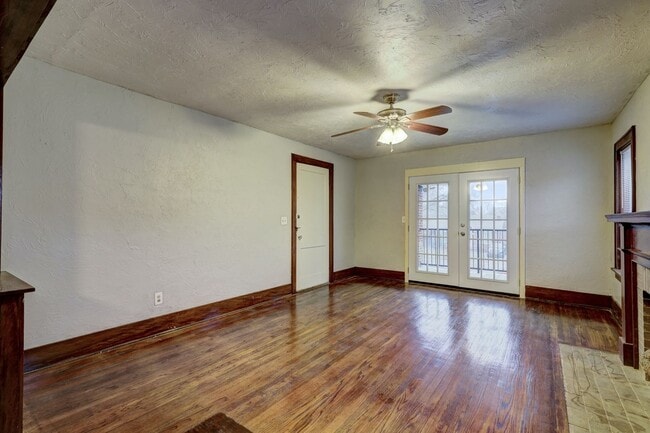 Building Photo - Lovely 1 Bed Home with new Balcony: 1407 1/2 Northwest 17th Street