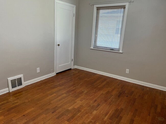 Building Photo - 4 bed / 1 1/2 bath home midtown!