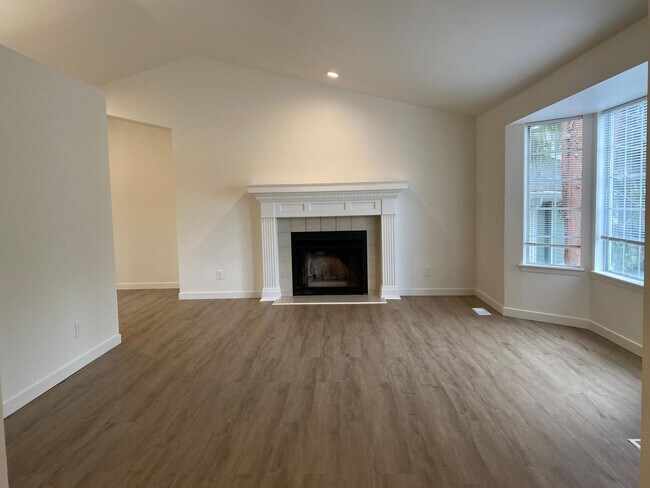 Building Photo - Stylishly Renovated Home with Private Back...