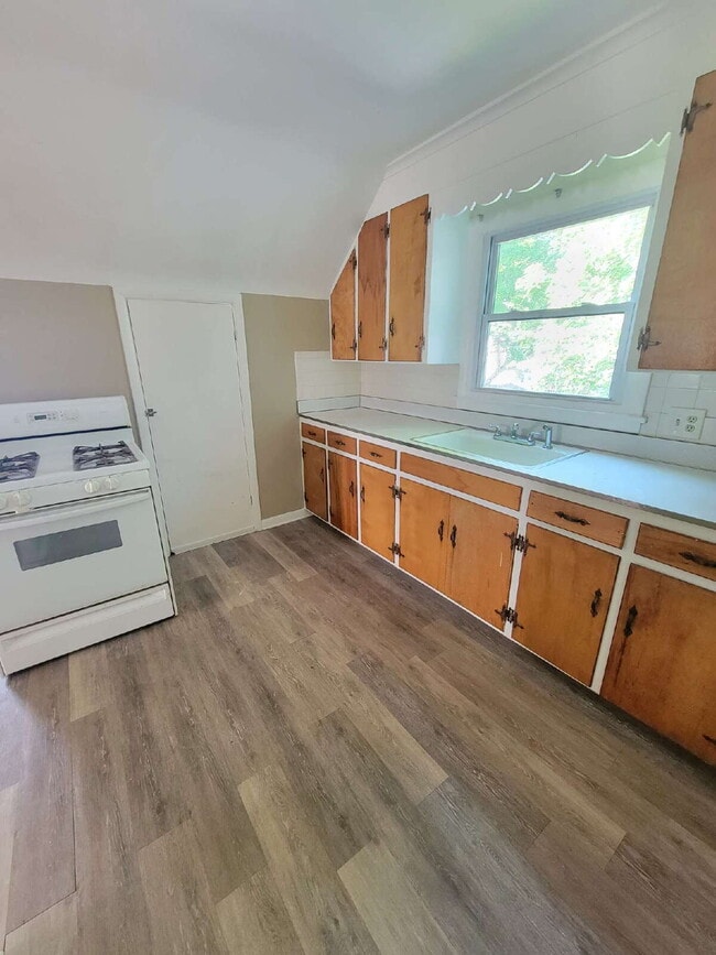 Building Photo - Spacious Updated One-Bedroom Apartment – R...