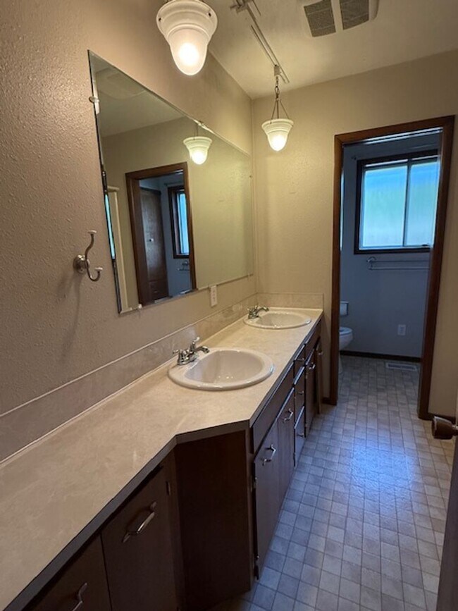 Building Photo - Amazing Freshly Updated Four Bedroom Two Bath Home In Amazing Lebanon Location!