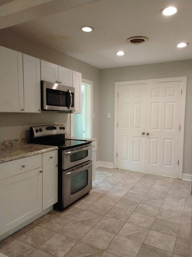 Building Photo - Charming 3-Bedroom Home with Fresh Updates...