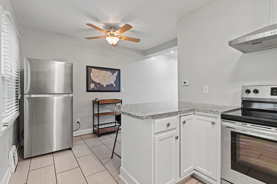 Building Photo - 1235 W 79th St