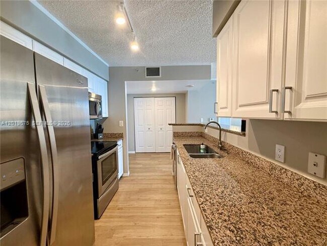 Building Photo - 1155 Brickell Bay Dr