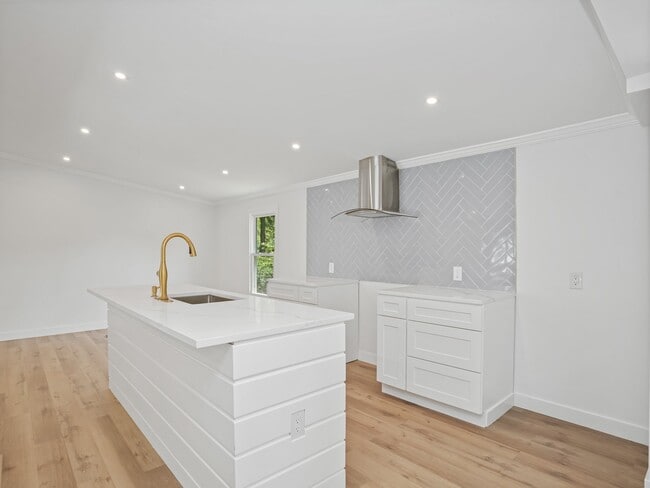 Building Photo - 28 Crescent Park Rd