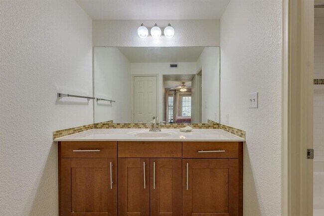 Building Photo - 7685 Northcross Dr