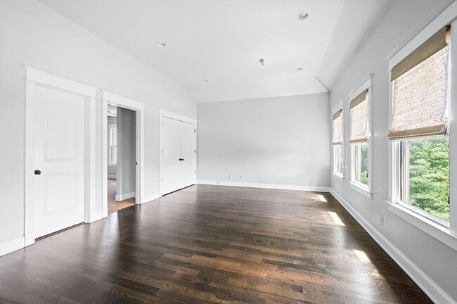Building Photo - Stunning 4BE/3.5BA home in the heart of Gr...
