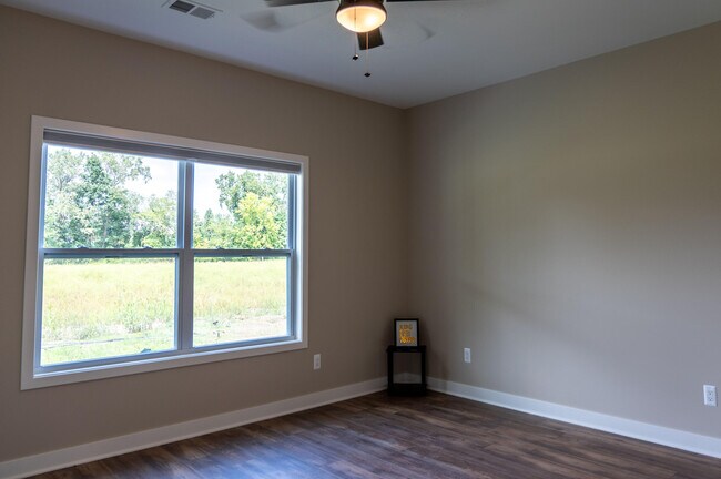 Building Photo - 8463 Oak Shade Cir