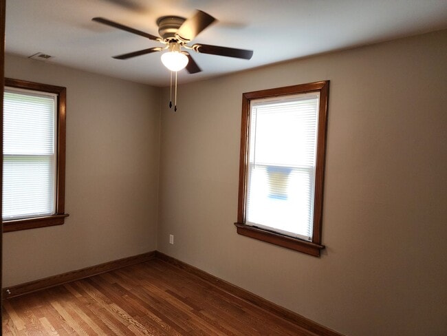 Building Photo - Updated 2 Bedroom, 1 bath with Large Backy...