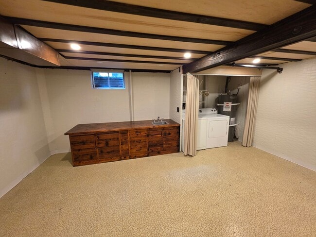Building Photo - LOCATION! Immaculate 2 Bedroom Apartment S...