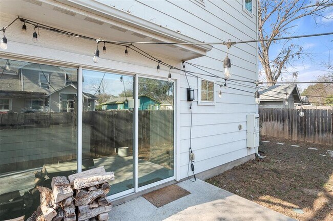 Building Photo - 1003 Fiesta St