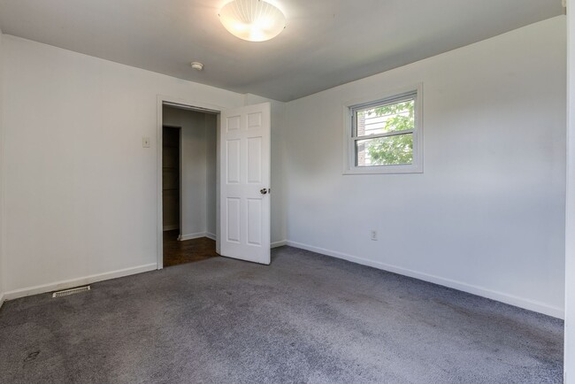 Building Photo - 2823 Cobden St