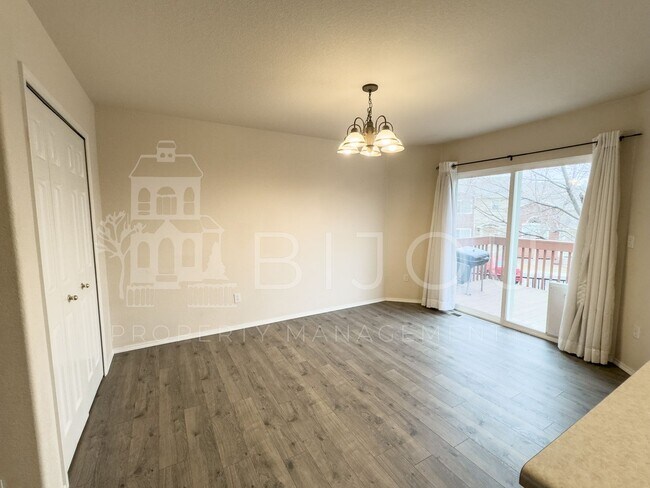Building Photo - Van Buren Townhome