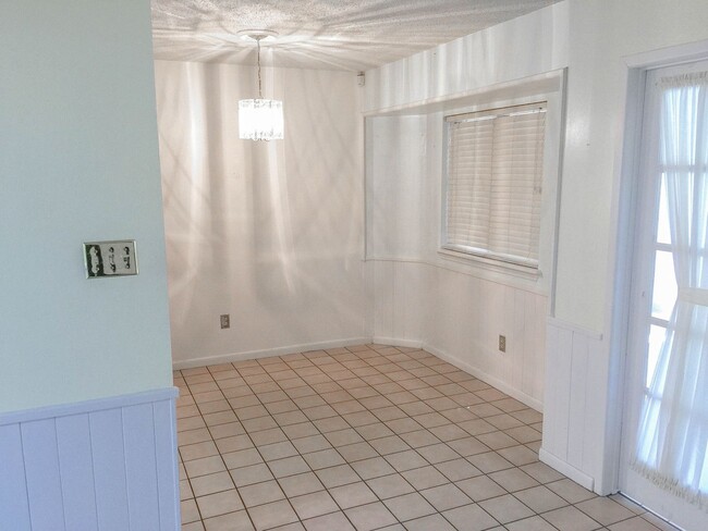 Building Photo - 3Bed/2Bath Availalable 12/13!