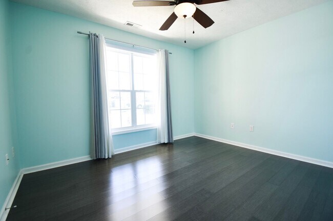Building Photo - 3 Bedroom 2 Bath Home-Pets Allowed