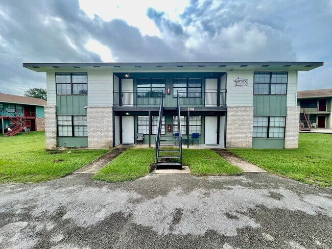 Building Photo - 2 Bedroom apartment w/ Washer and Dryer - ...
