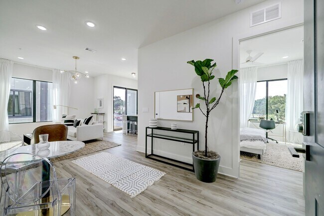 Building Photo - University Oaks – Modern Luxury Living in the Heart of Houston