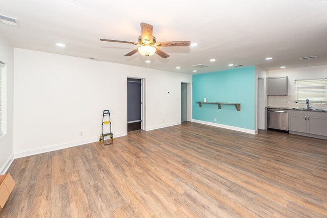 Building Photo - 4 Bedroom 2 Bath Home in Pinewood Vista - North Charleston