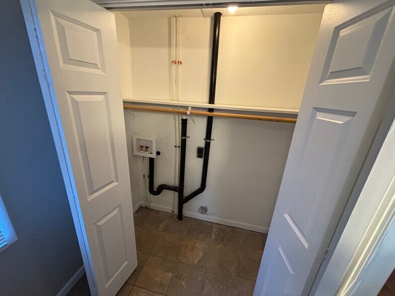 Building Photo - 77 Ferry St