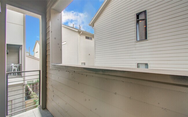 Building Photo - 4311 Marina St