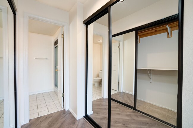 Building Photo - 2 Bedroom Condo For Rent