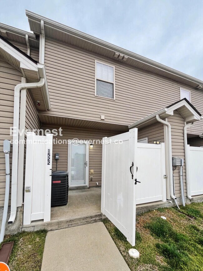 Building Photo - 2 Bed/2.5 Bath Townhome with Fenced Yard / Pet-Friendly / Available Now!
