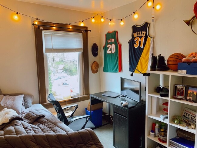 Building Photo - PRELEASE FOR AUG: 5 bdrm/2 bath near WWU and Downtown!