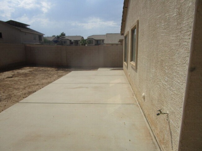 Building Photo - Spacious 3Bdm 2Ba Phoenix Home with *No Carpets* and *New Paint*
